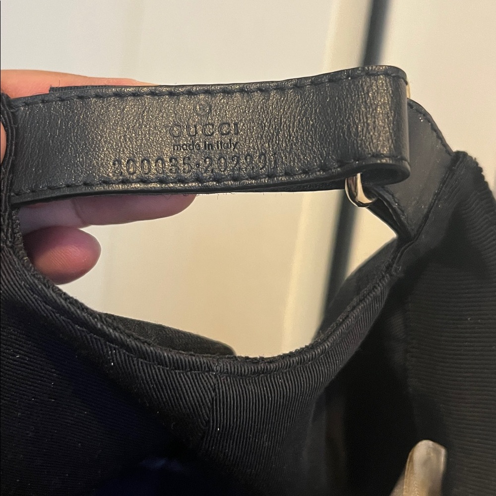 Gucci Black Cap with Iconic Green and Red Accent - Picture 8 of 8